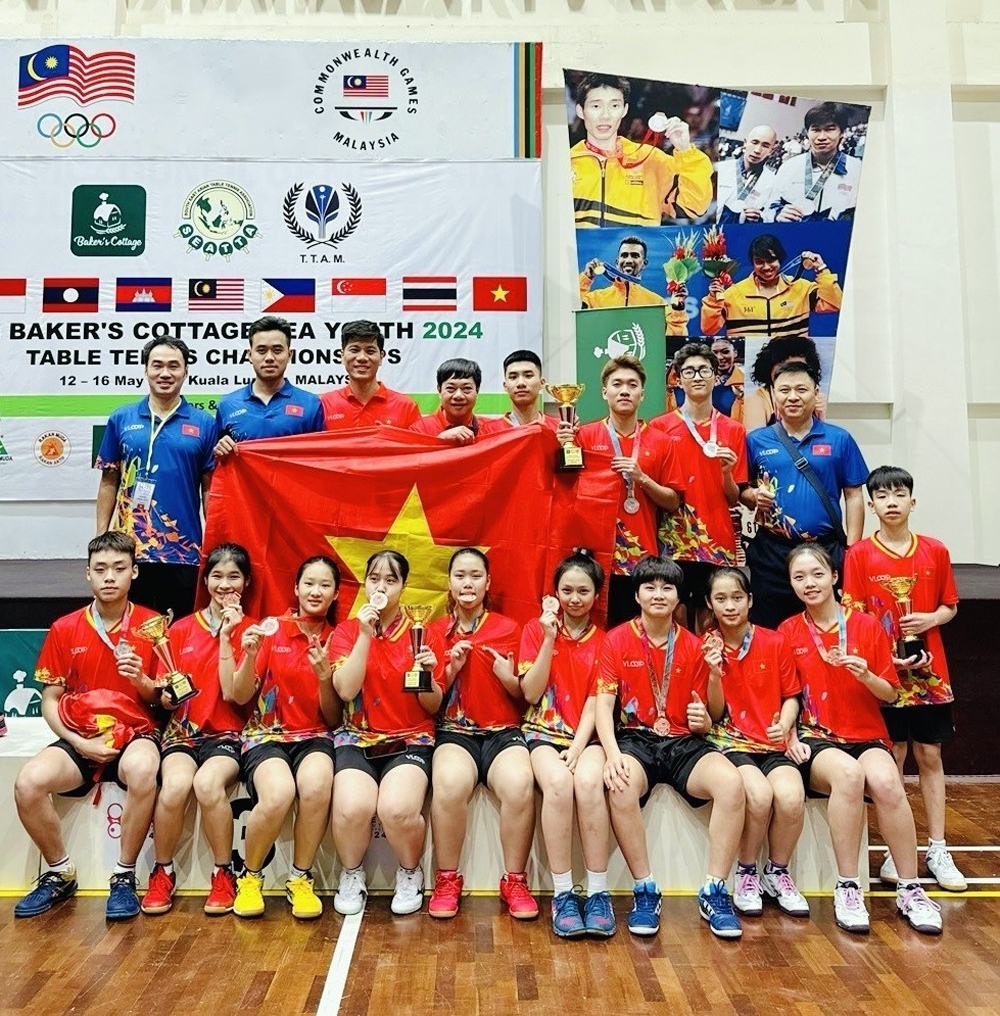 Vietnamese players pose with their medals at the Southeast Asian Youth Table Tennis Championship held in Malaysia in May. (Photo: thethaoplus.vn)