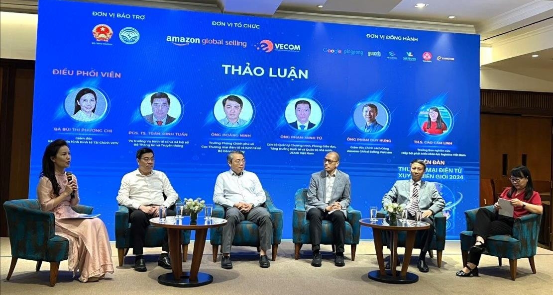 Speakers share ways to expand cross-border e-commerce services in Vietnam during a panel discussion