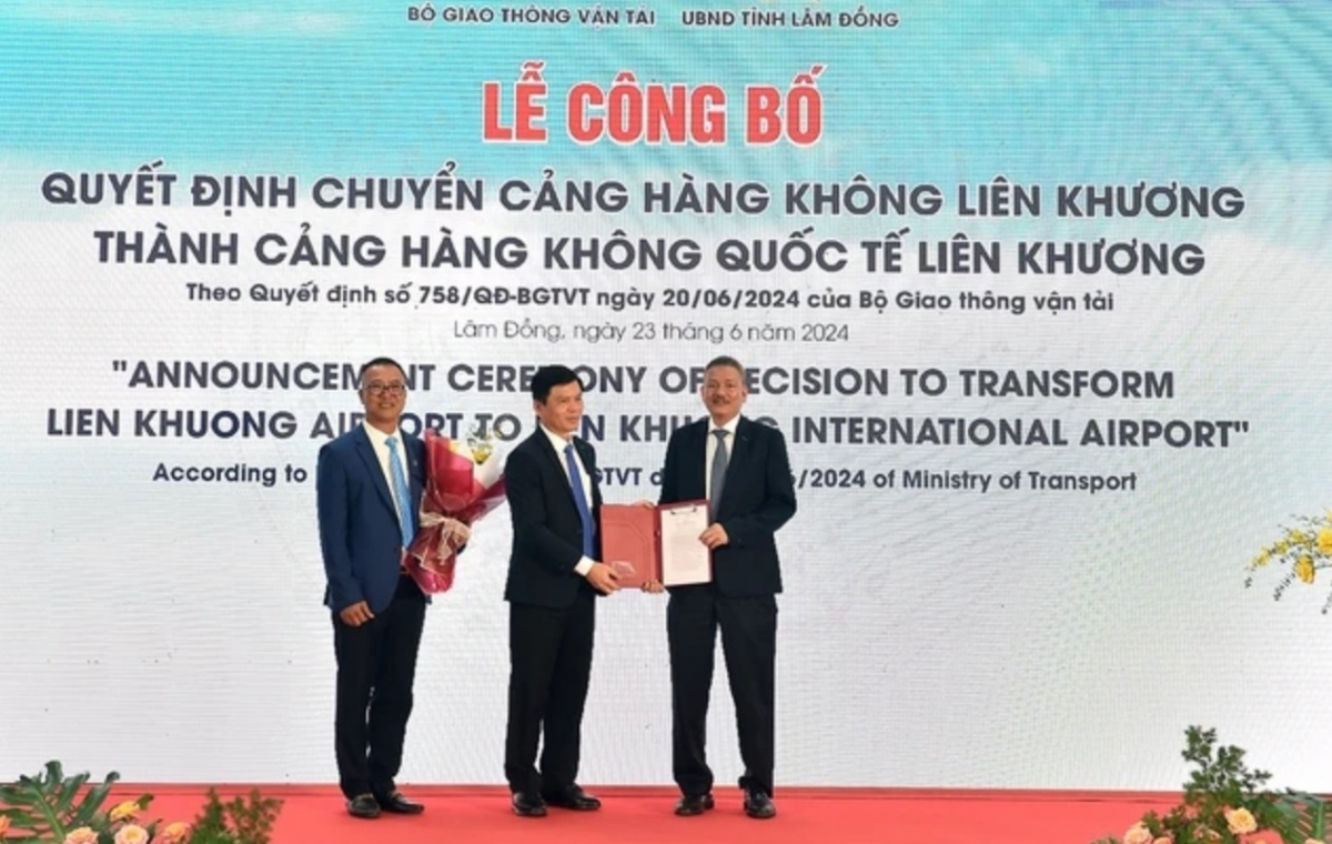 Representatives from agencies and Lam Dong authority at the ceremony.