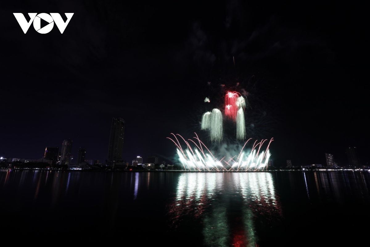 They use 4,700 multi-effect fireworks, including many high-altitude fireworks to light up the night sky of Da Nang.