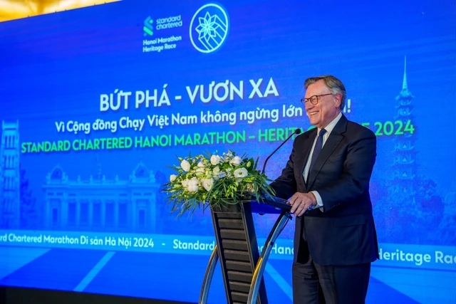 Dr. José Vinals, Chairman of Standard Chartered Group at the meeting with the Vietnamese running community on June 27 (Photo courtesy of the organising board)