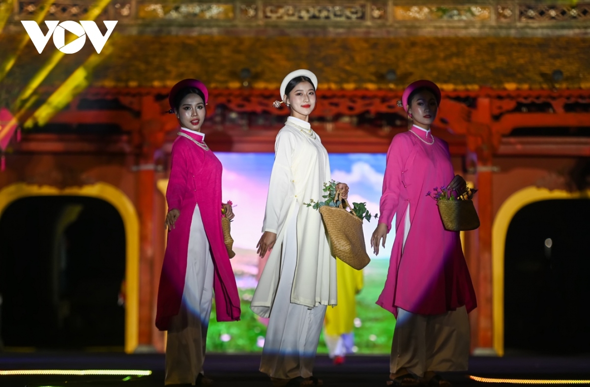 A young girl of Hue shows off her charm in an Áo dài outfit on the stage.