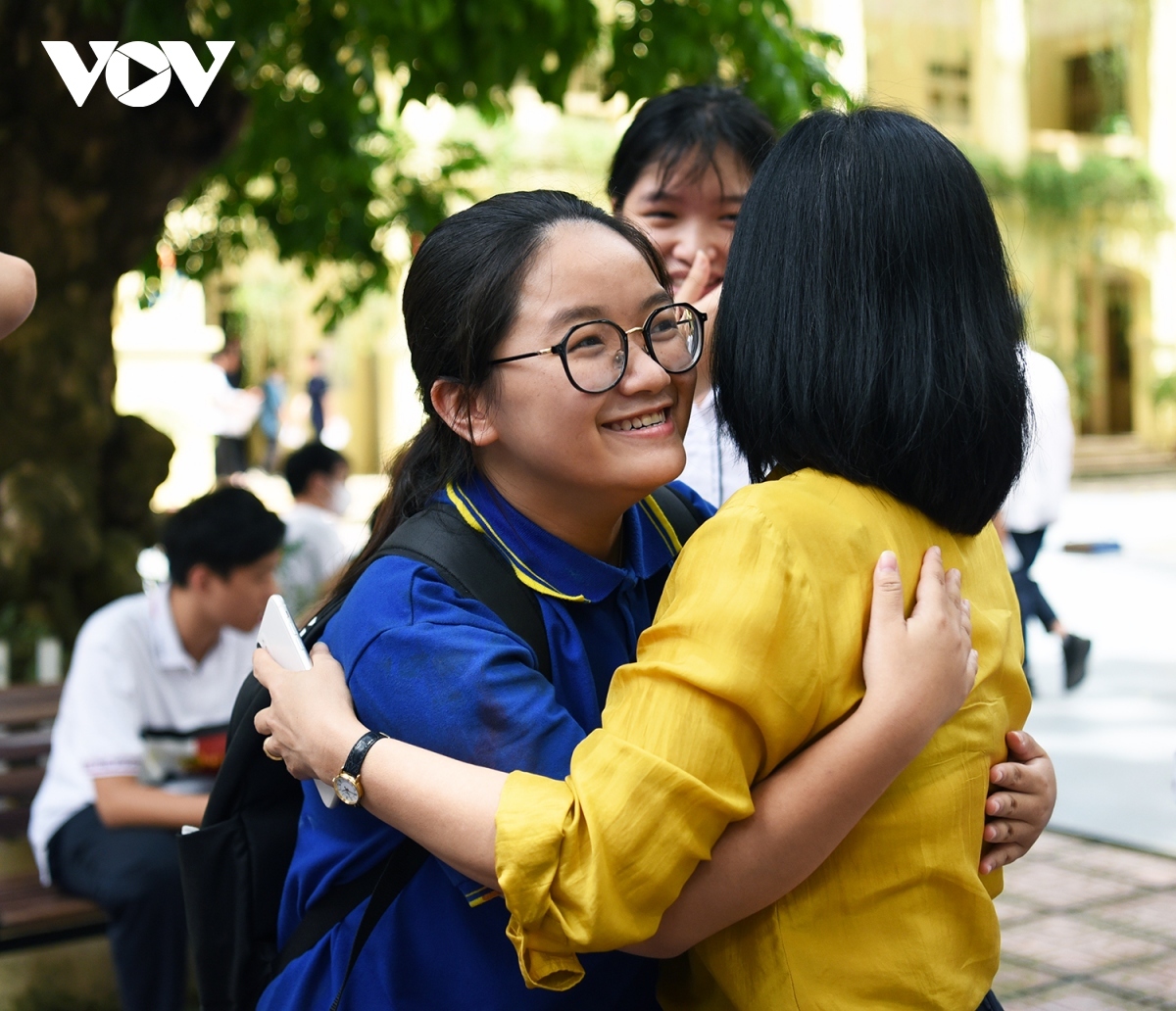 A teacher comes and encourages her students to get high results in the exam.