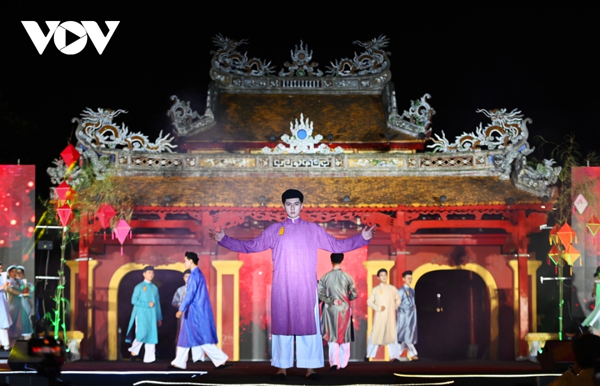 The young man looks elegant in an Áo dài outfit on the stage.