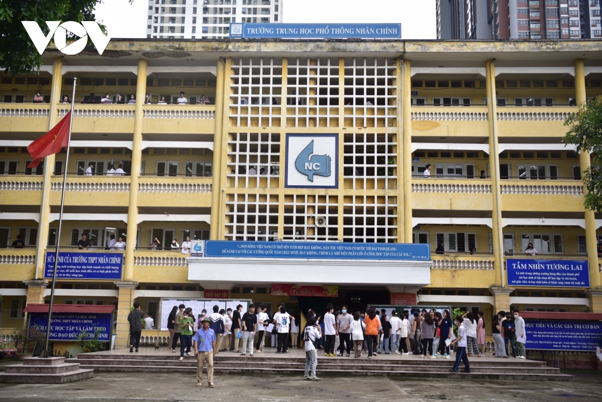 Students come to Nhan Chinh High School from early in the morning to prepare for the important exam.