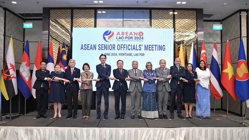 Deputy Foreign Minister Do Hung Viet (5th from left) in a group photo at the ASEAN Senior Officials' Meeting,