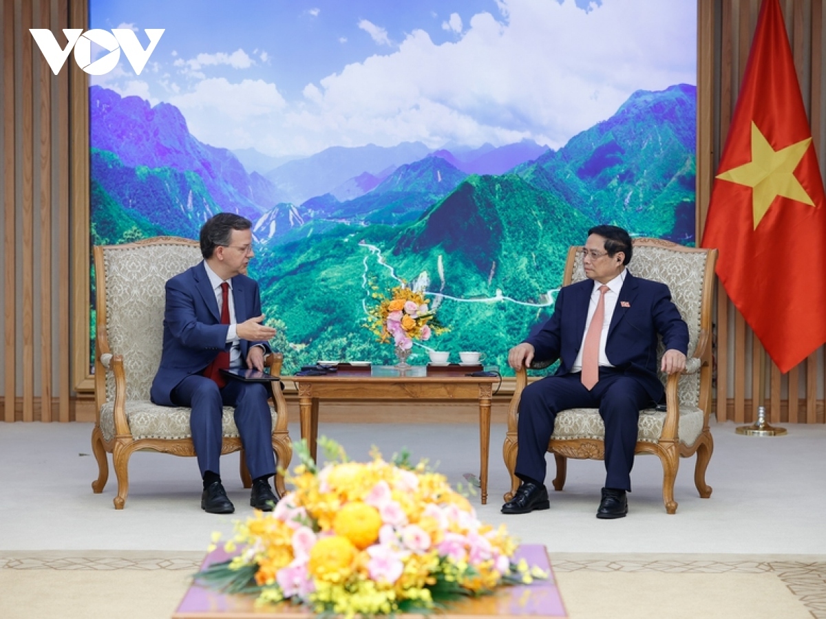 Prime Minister Pham Minh Chinh (R) hosts head of the IMF’s Article IV Mission Paulo Medas
