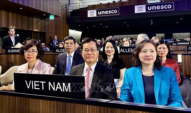 Vietnamese Deputy Minister of Foreign Affairs and Chairman of the Vietnam National Commission for UNESCO Ha Kim Ngoc (middle) at the 10th session of the General Assembly of the 2003 Convention for the Safeguarding of the Intangible Cultural Heritage