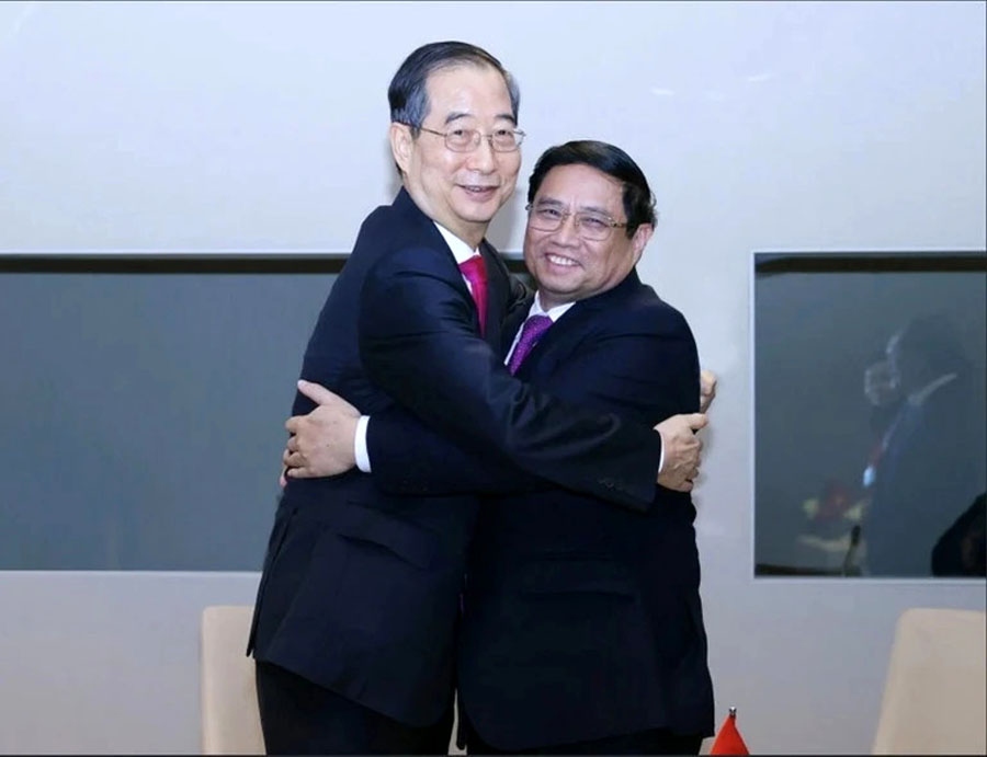 Vietnamese Prime Minister Pham Minh Chinh (R) meets RoK Prime Minister Han Duck-soo on the sidelines of the 2024 World Economic Forum annual meeting in Davos, Switzerland in January