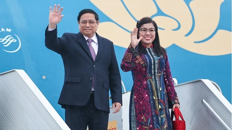 Prime Minister Pham Minh Chinh and his spouse Phan Thi Bich Tran waving their hands at Noi Bai airport before boarding the aircraft, beginning an official visit to the Republic of Korea.