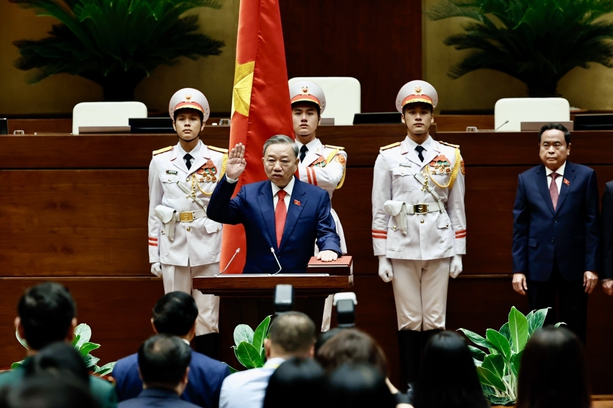 General To Lam takes the oath of office in Hanoi on May 22