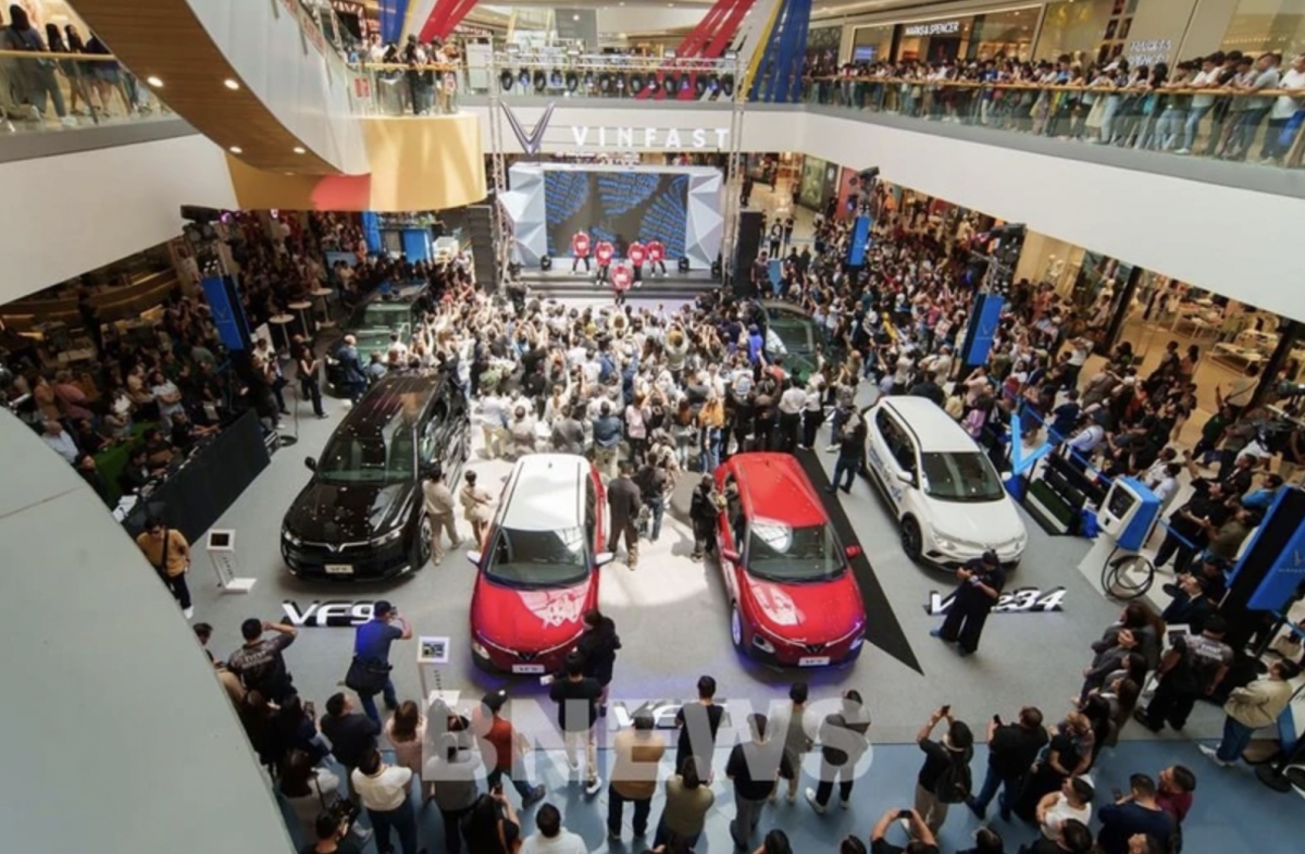 A large number of visitors attend the VinFast brand launch event in the Philippines. (Photo: VNA)