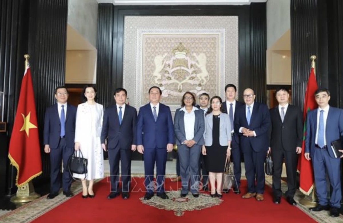 The Vietnamese delegation and Vice Speaker of the House of Representatives Nadia Touhami. (Photo: VNA)