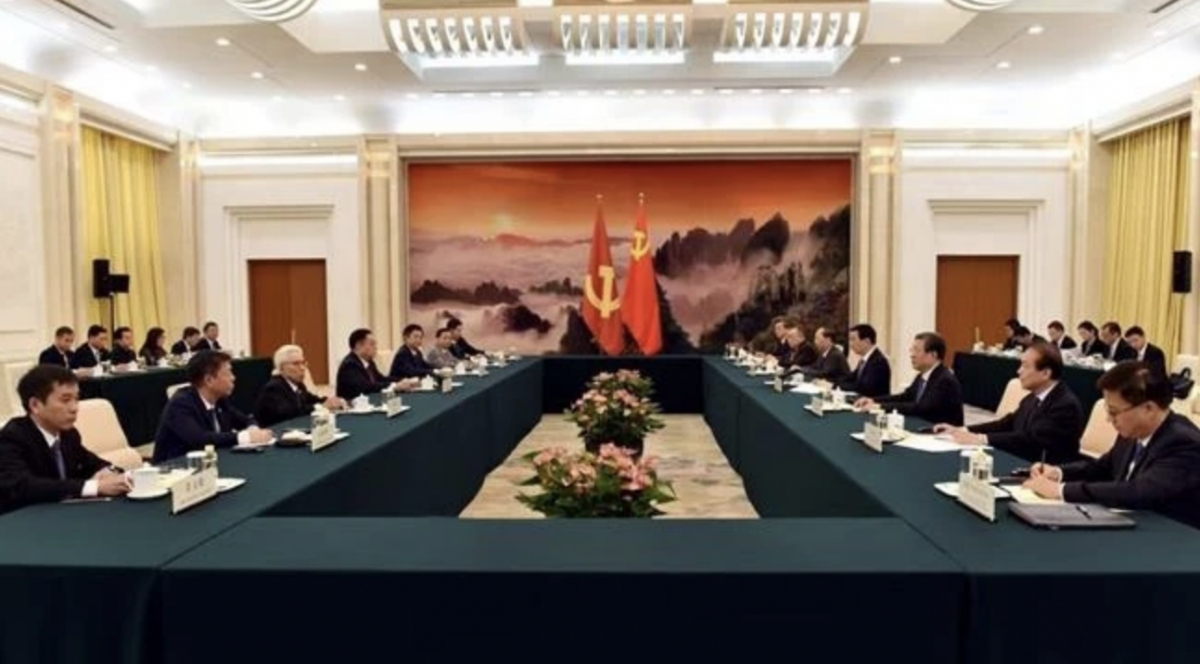The meeting between the CPV delegation and Wang Huning, member of the Standing Committee of the CPC Central Committee’s Political Bureau and Chairman of the National Committee of the Chinese People’s National Political Consultative Conference, in Beijing on June 13 (Photo: VNA)