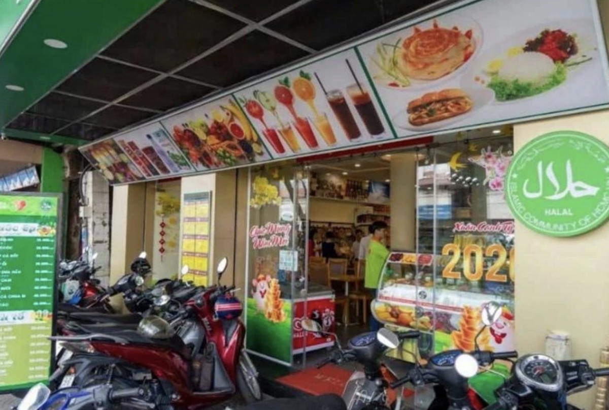 At a Halal food store in HCM City (Photo: VnEconomy)