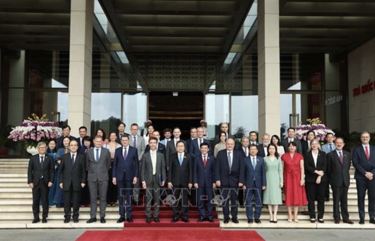 NA Chairman Tran Thanh Man receives European diplomats on June 17. (Photo: VNA)