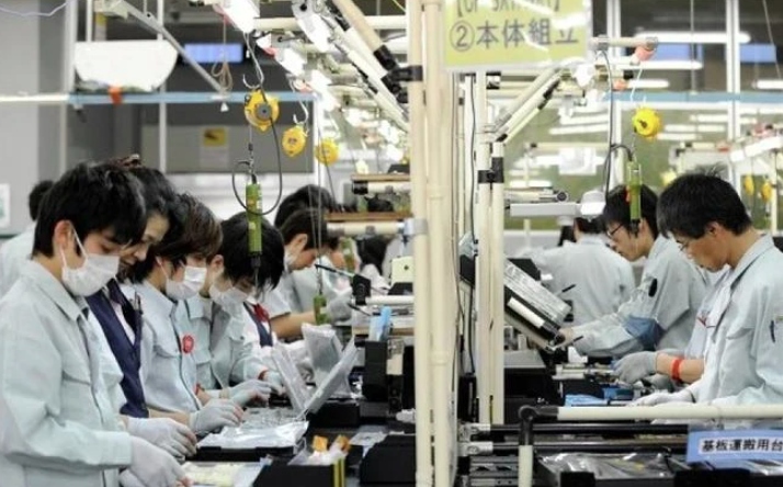 Vietnamese workers at a laptop factory in Kobe, Japan. (Photo: baodautu.vn)