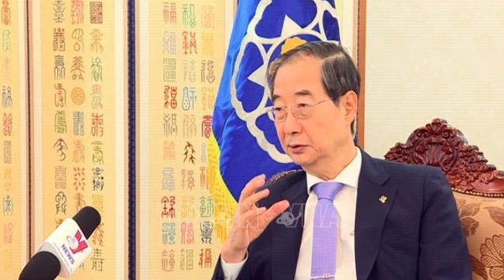 RoK Prime Minister Han Duck Soo grants an interview to the Vietnam News Agency on the threshold of the visit.