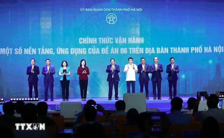 Prime Minister Pham Minh Chinh (middle) and other delegates at the ceremony in Hanoi on June 28 announcing some apps and platforms of Hanoi regarding digital transformation.