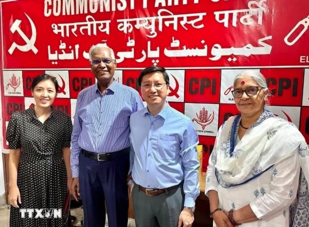 Vietnamese Ambassador to India Nguyen Thanh Hai (2nd from right) and General Secretary of the Communist Party of India D.Raja (3rd from right) in a group photo as part of their meeting in New Delhi on June 17. (Photo: Vietnam Embassy in India)