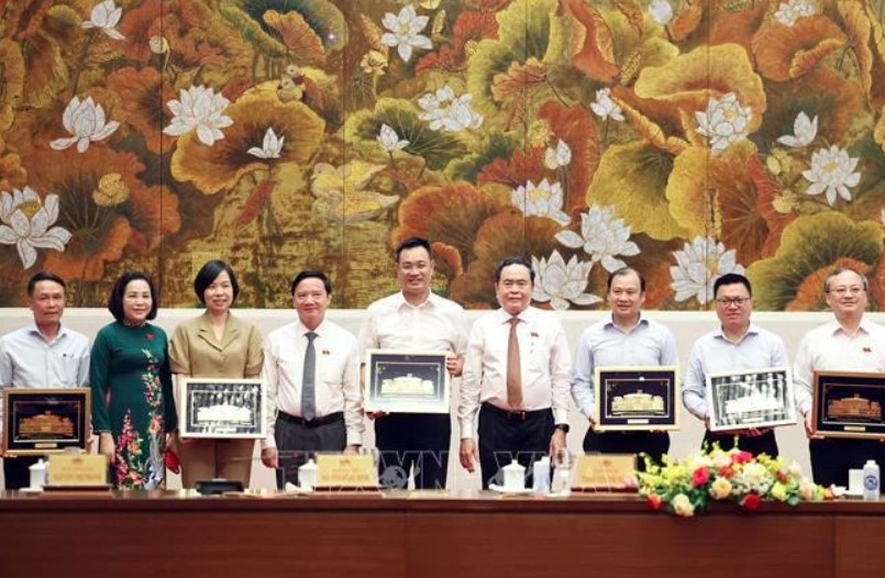 National Assembly (NA) Chairman Tran Thanh Man (4th, R) and representatives of press agencies at the meeting in Hanoi on June 19. (Photo: VNA)