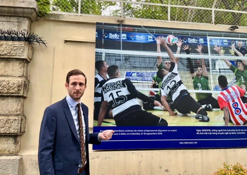 Grégory Robert, deputy consul general of France in Ho Chi Minh City, introduces a photo at the exhibition “Sport et Fraternité” (Sports and friendship) (Photo: plo.vn)
