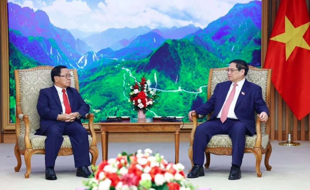 Prime Minister Pham Minh Chinh (R) receives visiting President of the Lao State Inspection Authority Khamphan Phommathat at their meeting in Hanoi on June 3. (Photo; VNA)