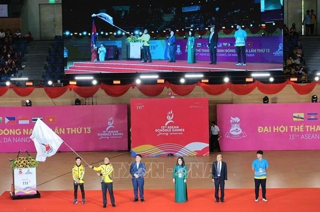 A representative of Brunei receives the flag for the hosting of the 14th ASEAN School Games at the closing ceremony of the 13th edition held in Da Nang city on June 7.