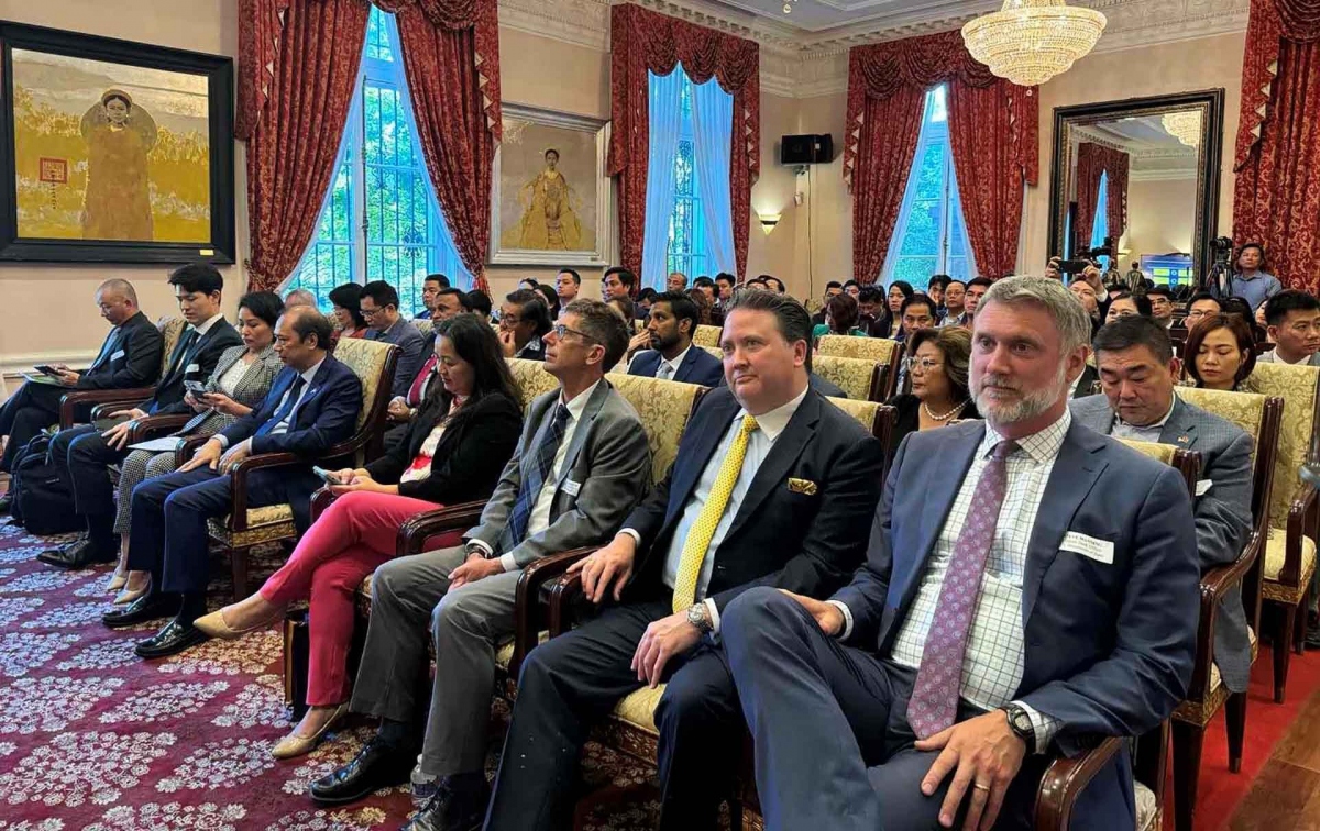 Officials and businesses of Vietnam and the United States attending the exchange.
