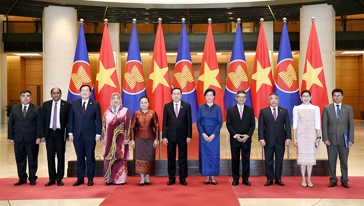 National Assembly Chairman Tran Thanh Man (sixth from left) and Ambassadors and Charge d’Affaires of ASEAN countries and Timor-Leste in Hanoi on June 13