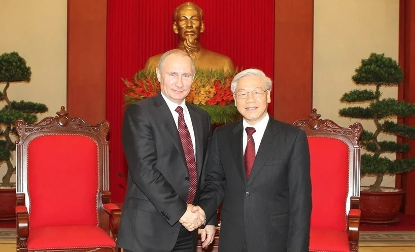 Party leader Nguyen Phu Trong welcomes Russian President Vladimir Putin during his Vietnam visit in 2013.