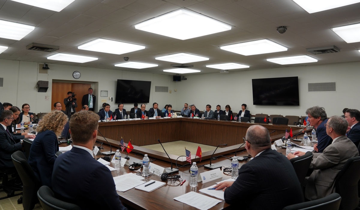 US Under Secretary for Economic Growth, Energy, and the Environment Jose W. Fernandez and Vietnamese Minister of Planning and Investment Nguyen Chi Dung co-chair the first economic dialogue between Vietnam and the US in Washington DC on June 25.
