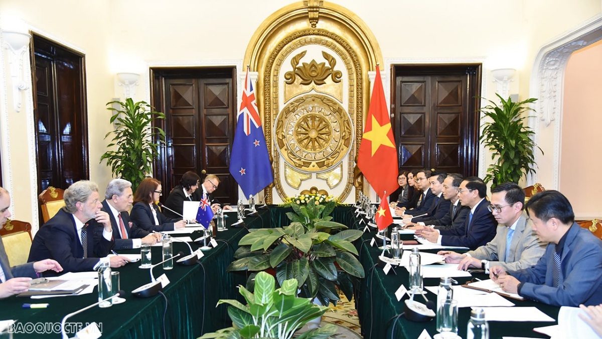 Vietnamese Foreign Minister Bui Thanh Son and his New Zealand counterpart Winston Peters co-chair the second Vietnam – New Zealand Foreign Ministers’ Meeting in Hanoi on June 5. (Photo: baoquocte.vn)