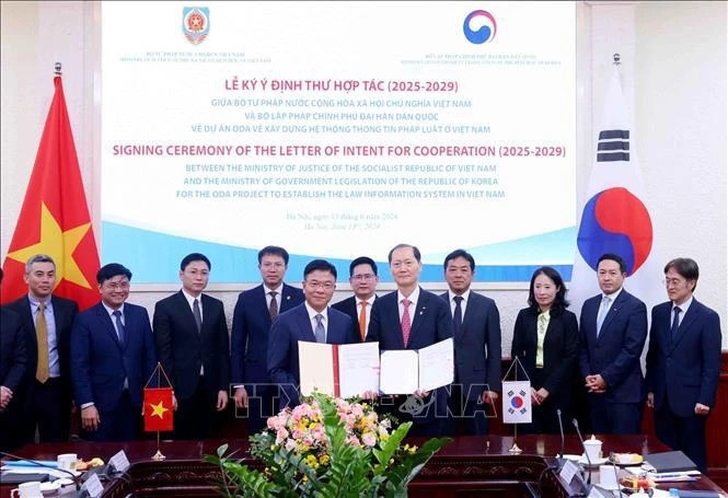 Deputy Prime Minister and Minister of Justice Le Thanh Long (front, left) and the Minister of Government Legislation of the Republic of Korea, Lee Wan Kyu, sign a letter of intent on cooperation in building a law information system in Vietnam for 2025-2029.