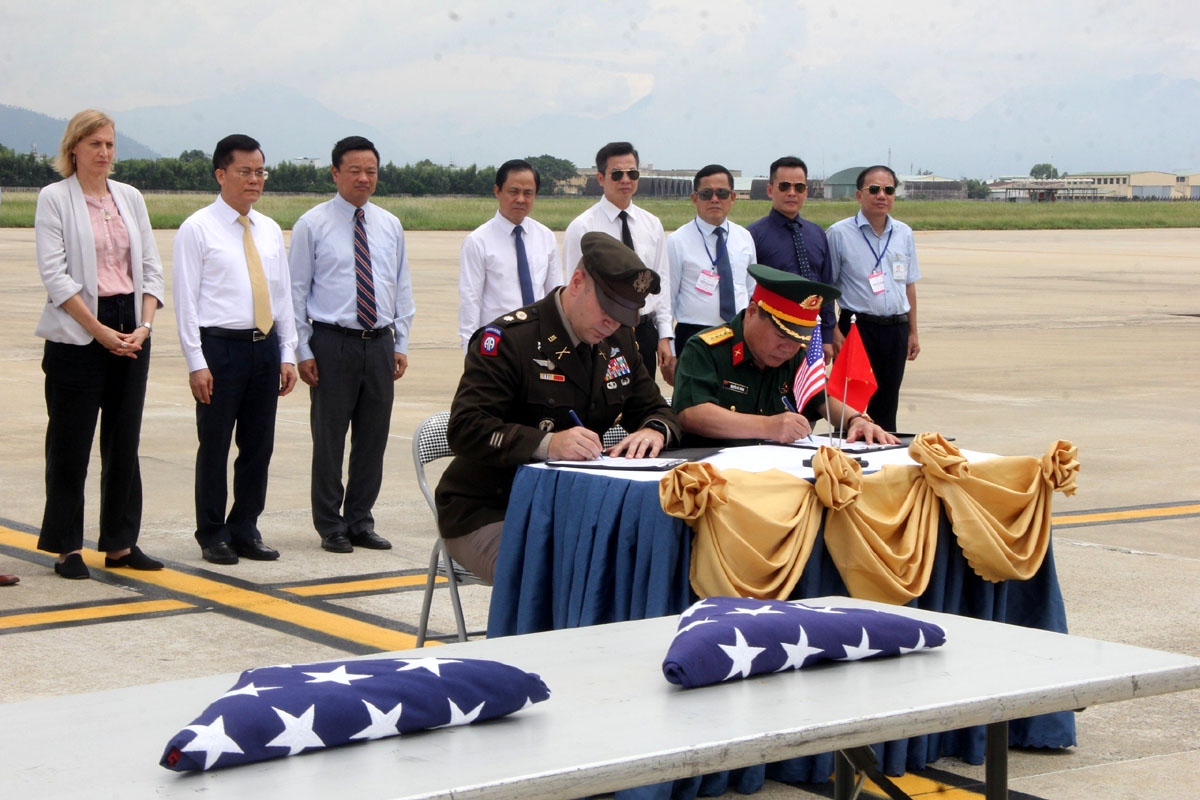 Vietnam hands over wartime servicemen’s remains to the US at Da Nang International Airport