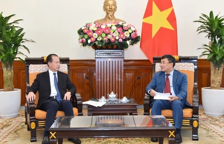 Vietnamese Deputy Minister of Foreign Affairs Nguyen Minh Vu (R) receives Vice Chairman of the Foreign Affairs Committee of the National People’s Congress of China Fu Ziying