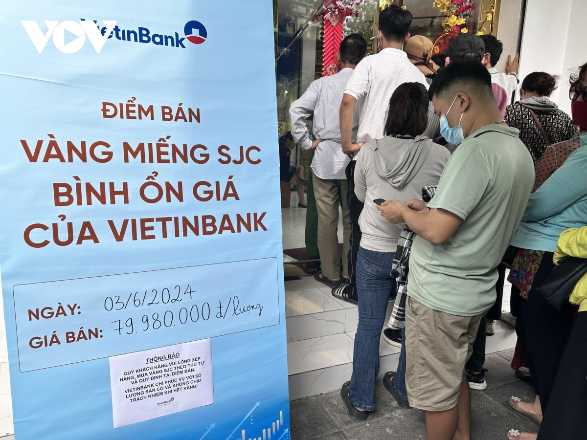 People line up to buy SJC branded gold bars at a gold selling point of Vietinbank in Hanoi.