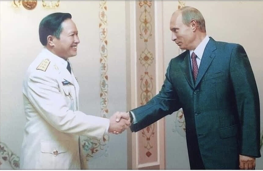 Senior Lieutenant General Nguyen Huy Hieu meets with Russian President Putin during his Russia visit in 2007 to participate in an international conference as Deputy Minister of Defence and Standing Vice Chairman of the Vietnam National Search and Rescue Committee