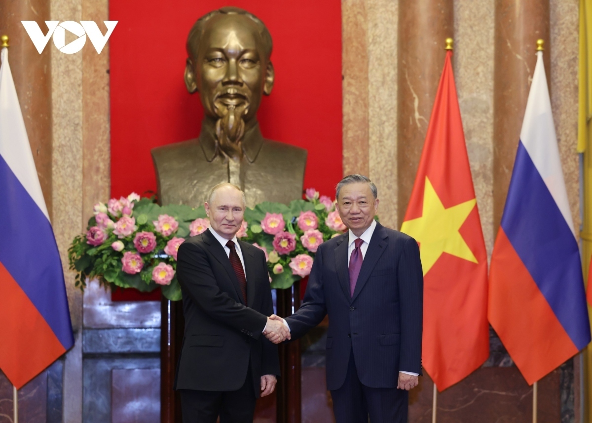 President To Lam and his Russian counterpart Putin poses for a photo together before  holding their talks.