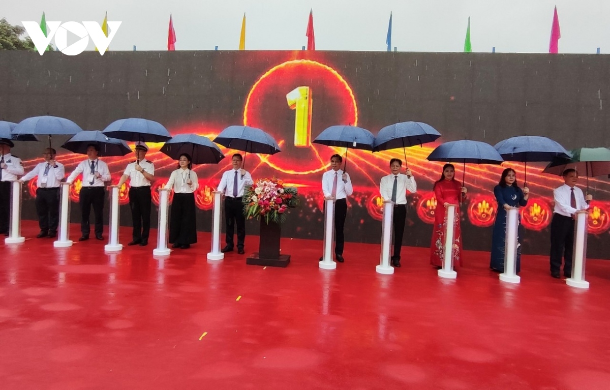 A ceremony to mark the official opening of the Hoanh Mo - Dong Zhong Border Gate pair is held on June 25.