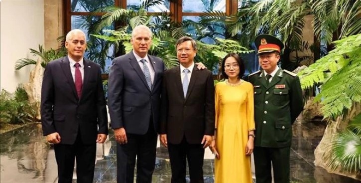 Cuban President Miguel Díaz-Canel Bermudez (second from left), Vietnamese Ambassador Le Quang Long (centre), and delegates from both sides pose for a group photo 