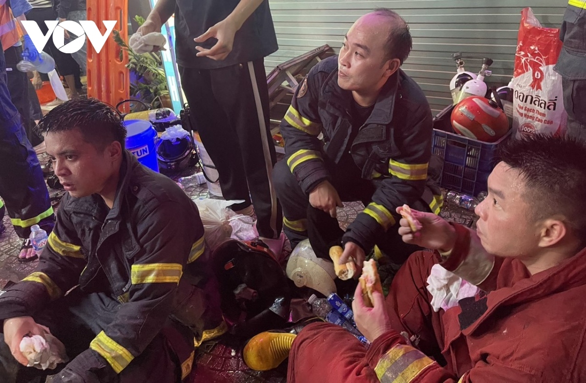 Upon receiving news of the blaze, firefighters are swiftly dispatched to the scene in order to put out the fire and support with ongoing rescue work.