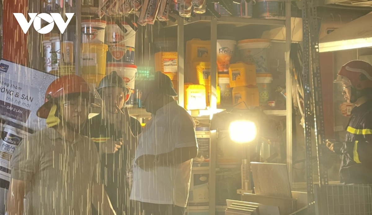 Lieutenant General Nguyen Tuan Anh, director of the Fire Prevention, Fighting, and Rescue Police Department, Lieutenant General Nguyen Hai Trung, director of the Hanoi City Police Department, and leaders of the People's Committee of Hoang Mai district are present to directly oversee the firefighting and rescue efforts.