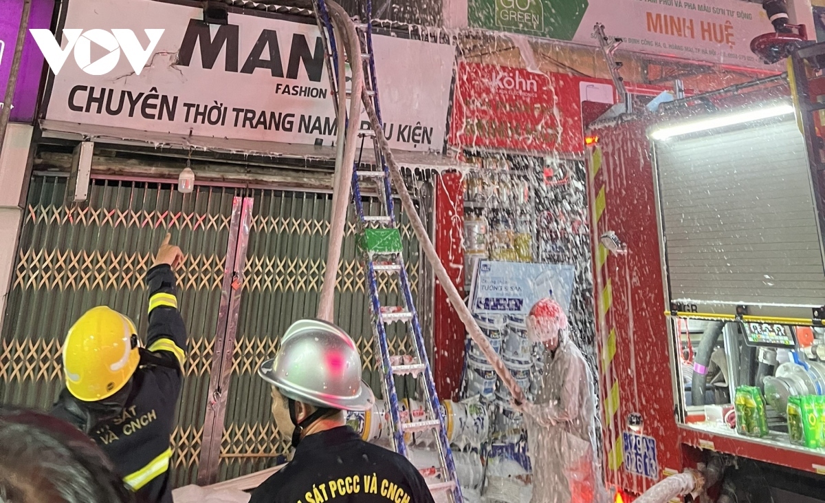 According to witnesses at the scene, the fire reportedly broke out on the fourth floor.