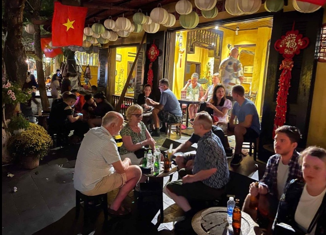 Foreign visitors enjoys food and drink in Hoi An Ancient Town, the central province of Quang Nam