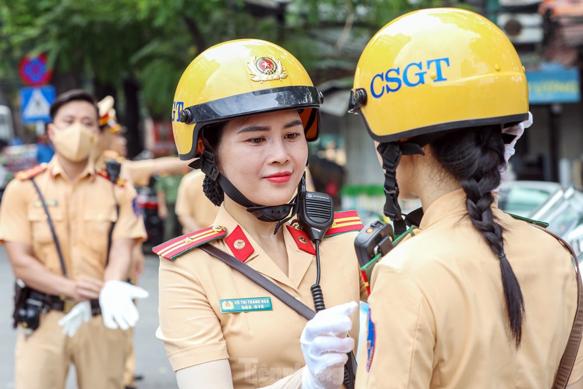 At 7:00 a.m., officers of the Hanoi Traffic Police begin to conduct a drill, deploying a fleet of superbikes and cars to prepare to welcome the Russian President upon his arrival in the capital city.