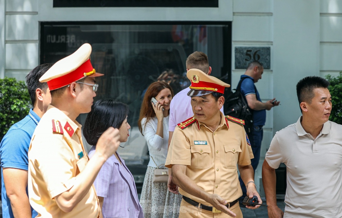 Leaders of the Hanoi Traffic Police Division works out plans to welcome and guide international leaders.