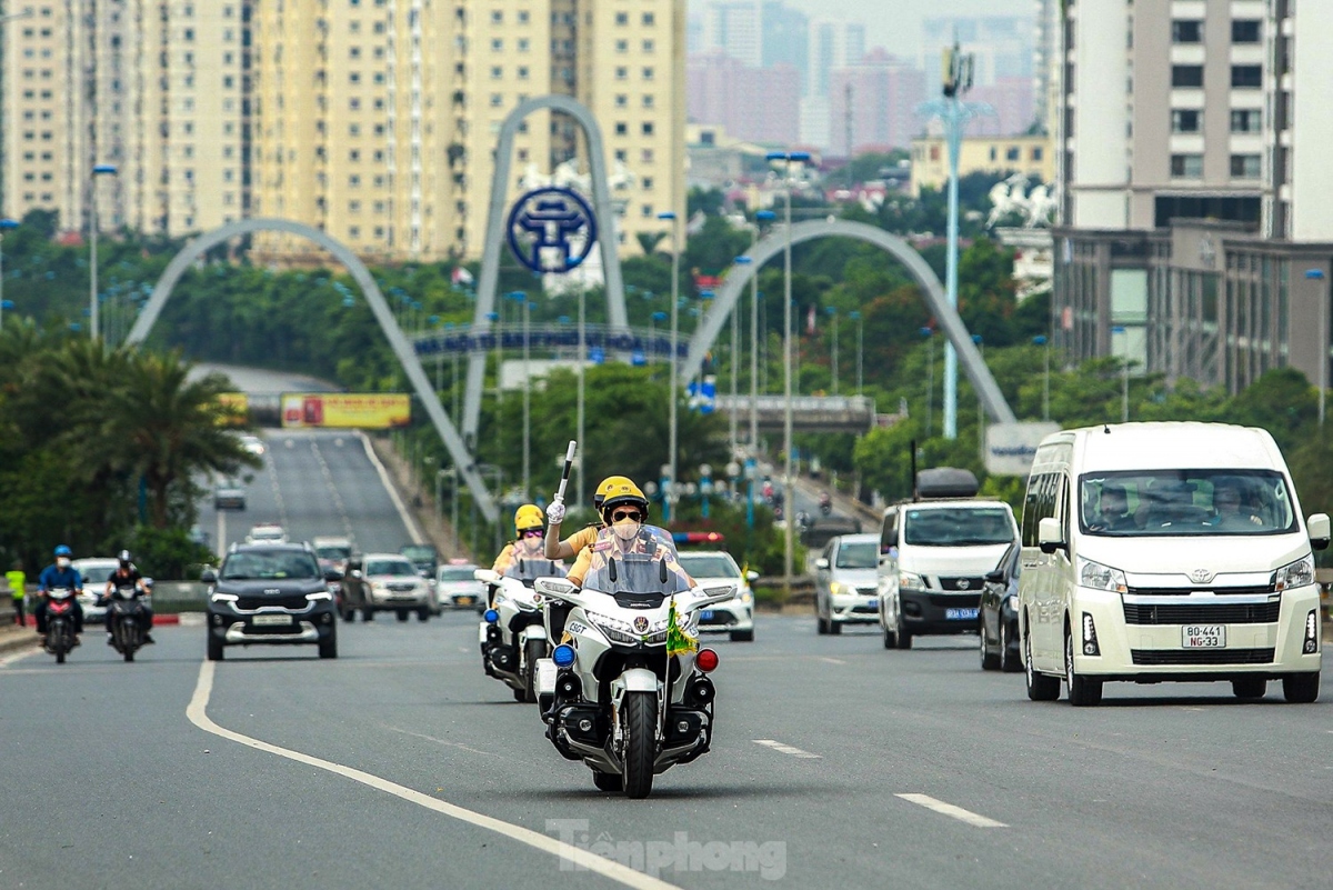 The formation of the convoy is deployed in an arrow shape.