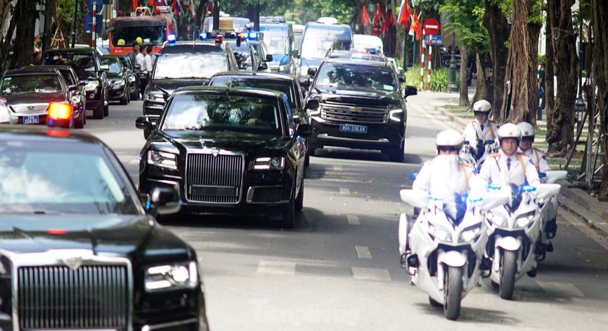 The convoy, including the luxurious Aurus Senat limousines, travels on Doc Lap street.