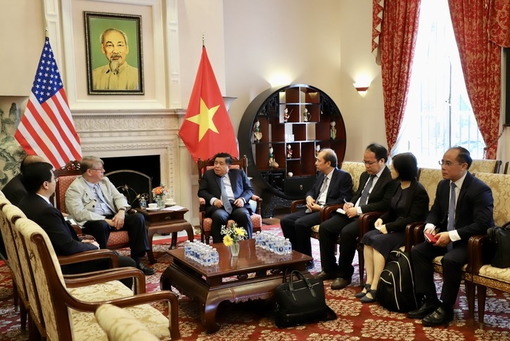 Vietnamese Minister of Planning and Investment Nguyen Chi Dung meets PhD. Richard Thurston, a leading semiconductor expert of the United States, in Washington DC on June 26 (local time). (Photo: MPI)